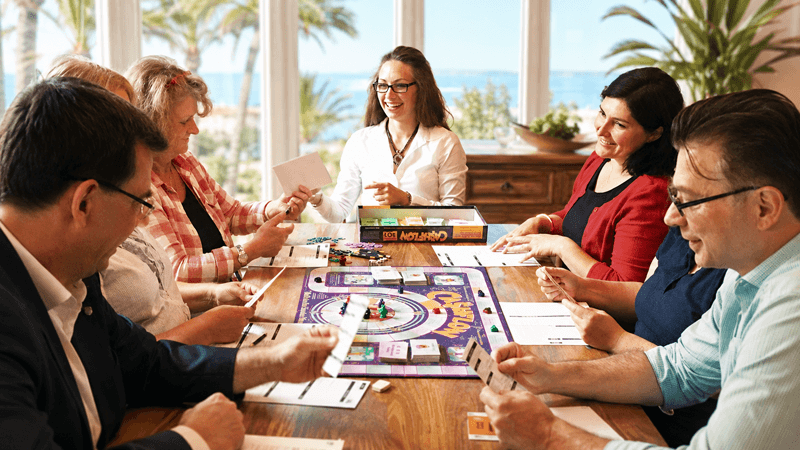 Gemeinsam am Spieltisch mit Meerblick